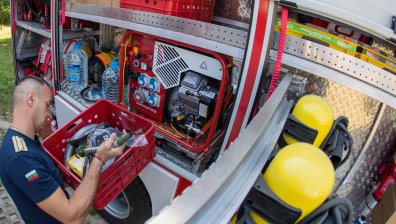 Пламнаха дървета и храсти край петричкото село Капатово