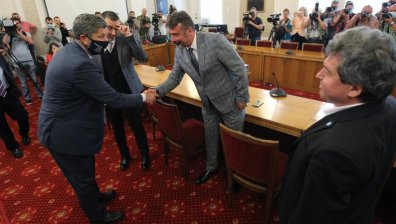 Стиснаха си ръцете, но дали ще се разберат?