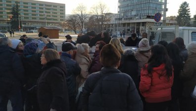 Раздават бутилирана вода в Перник, извиха се опашки