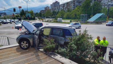 Зрелищна катастрофа в София, кола се приземи на покрива на метростанция