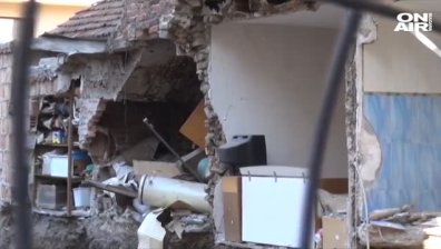 Багер срути стена на къща в Пловдив инцидентно