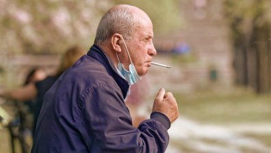 Пушенето на цигари с маска е двойно по-вредно