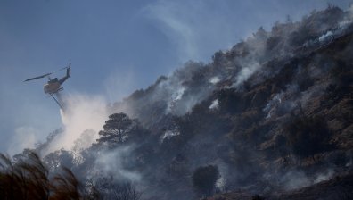 Голям пожар избухна близо до Атина 