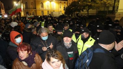 Напрежение между полиция и протестиращи пред парламента (+СНИМКИ)