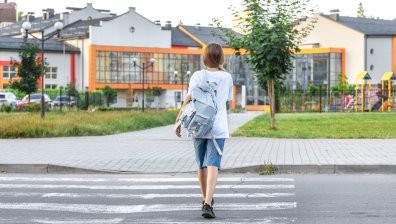 Ученичка намушка трима души в училище в Манчестър