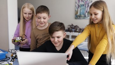 Поколението Z не вижда изкуствения интелект като заплаха, родителите - също
