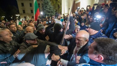 Прокуратурата се самосезира за сблъсъците пред Народния театър