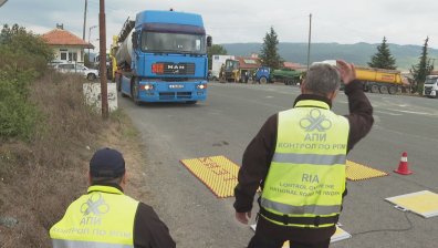 Пуснаха транзитния трафик през Айтос, бензиностанциите и магазините останали без зареждане