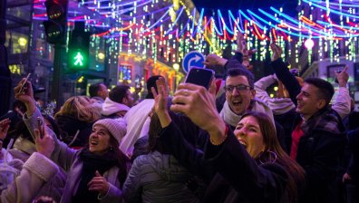 Ритуално горене на кукли, изливане на кофи с вода - част от традициите за НГ в Испания