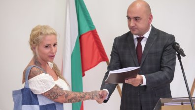 Шефът на фонд "Земеделие" Васил Грудев връчи на фермери договори за евросубсидии	