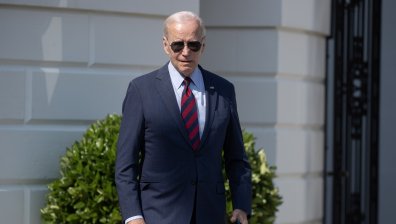 Запазена марка: Байдън се спъна и падна пред стотици погледи (+ВИДЕО)