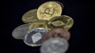 Биткойнът удари исторически връх, надхвърли $70 000