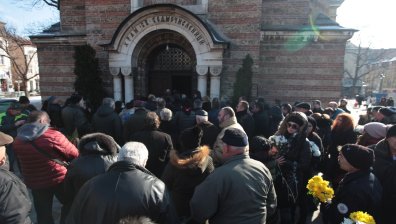 Стотици се стичат, за да си кажат последно сбогом с Иван Ласкин