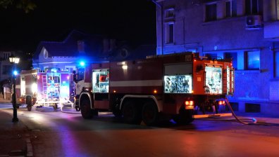 Спасиха възрастна жена от горяща стая, в която имало газова бутилка