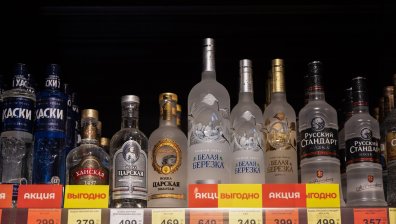 Светът удари в слабото място на Русия, бойкотира водката