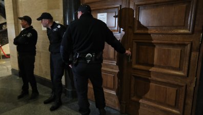 Сръбски граждани, превозили 17 мигранти край Търново, остават в ареста
