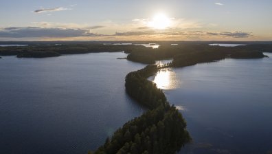 Рибар засне уникална червена дъга над Финландия (+ВИДЕО)