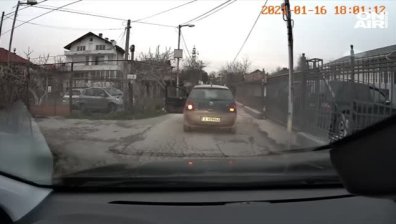 Екшън във Варна: Мъж заплашва с пистолет след спречкване на пътя