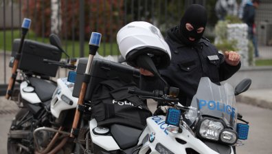 Издирват мъжа, ранил с нож млада жена в парк в Дупница