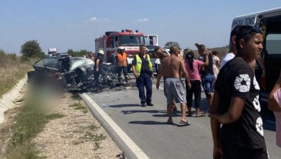 Тежка катастрофа с жертви край Хасково, режат ламарини да вадят хора