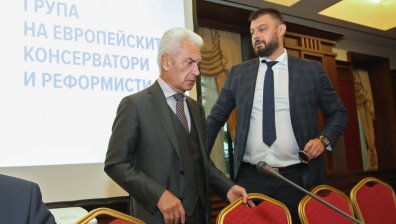 Пушене на закрито, оркестър, барабанчета... Сидеров се забърка в нов скандал