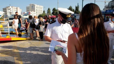 Масови проверки в заведенията и местата за събиране в Гърция