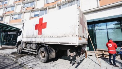 Камионите на БЧК с хуманитарна помощ тръгнаха за Украйна, хората не спират да даряват
