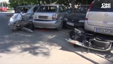 Пиян 21-годишен шофьор смачка 5 паркирани коли в Пловдив