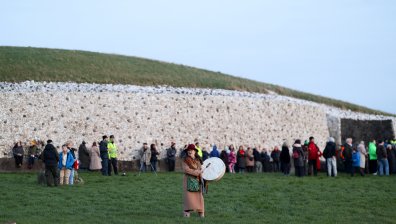 Хиляди се събраха около Нюгрейндж за зимното слънцестоене