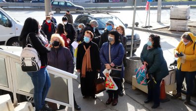 Опашка от джипита пред столичната РЗИ, чакат за ваксини