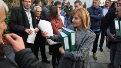 Мая Манолова с "14 класьора с доказателства" за нарушения на изборите