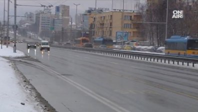 АПИ съветва: Внимавайте, пътищата са мокри или заледени!