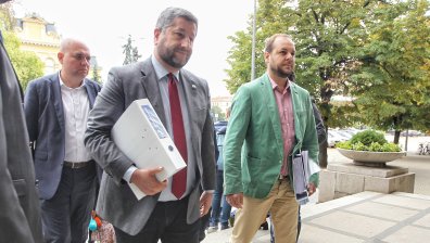 На финалната права - "Демократична България" се регистрира за изборите