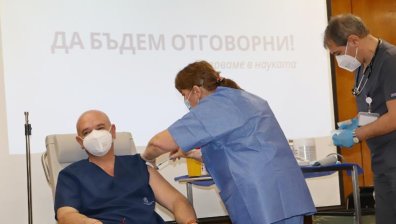 Медиците от ВМА също се ваксинираха, първи беше проф. Мутафчийски