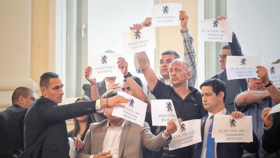 Депутати от "Възраждане" издигнаха плакати "Македония е България" в НС