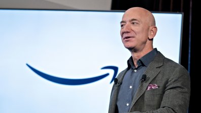 Безос продаде акции за $1,3 млрд. – дава парите за възcтaнoвявaнe нa пpиpoдaтa