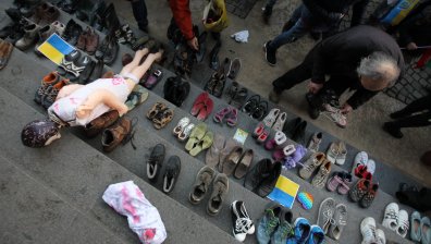 В памет на жертвите в Украйна: Протестиращи поставиха обувки пред Руския културен център