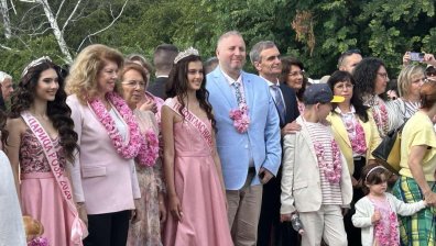 Йотова: Казанлък е световната столица на розата