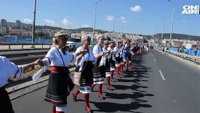 Българи в цялата страна и по света се хващат на хоро
