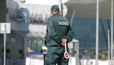 Задържаха британец, буйствал срещу полицаи на летището в София