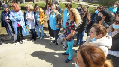 Медици протестират пред Александровска, не искат Ковид добавката да отпада