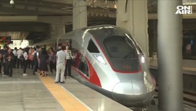 Китай пусна новия "влак стрела", движещ се с 350 км/ч
