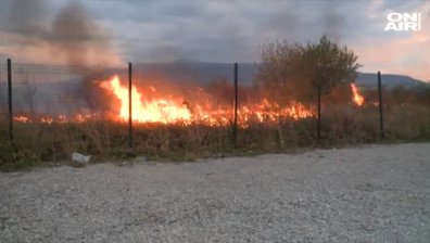 Голям пожар горя край Летище София (Обновена)