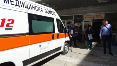 ТИР помете 6 коли и бус в Айтос, млада жена загина