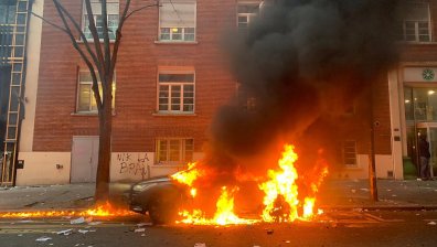 Сблъсъци на протест в Париж, хвърляха павета по полицаи (+ВИДЕО)