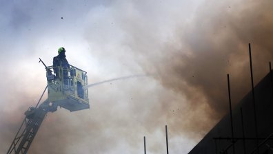 Огромен пожар пламна в жилищен блок в Лондон