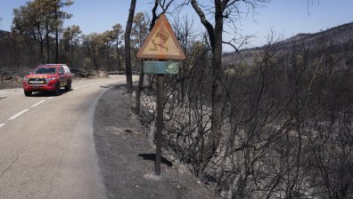 Огненият капан в Каталуния: Стотици пожарникари и авиация в битка със стихията