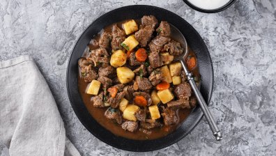Рецепта за ароматна телешка яхния с картофи и моркови