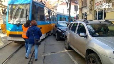 Нагло паркиране спря трамвай номер 5 в София, но пътниците изместиха колата