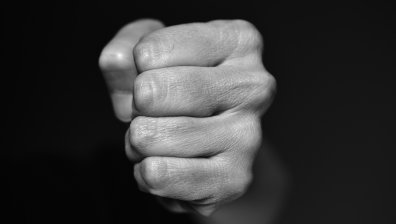 Мъж души, скуба и преби жената, с която живее на семейни начала